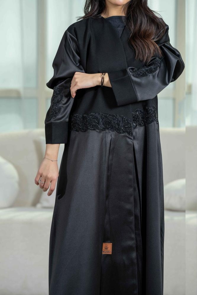 عباية كلوش بتطريز مع كرستال على اليد وأسفل العباية